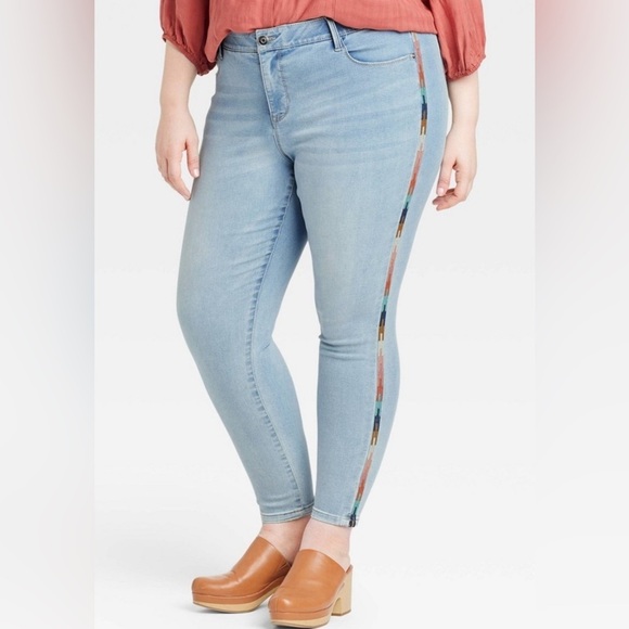 Knox Rose Denim - Women's Mid-Rise Embroidered Skinny Jeans By Knox Rose Light Wash Size 14 NWT